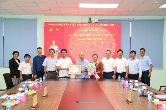 Các đại biểu chúc mừng ông Ngô Thường San.