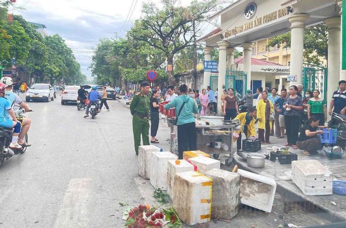 Xử lý nghiêm hành vi lấn chiếm lòng đường, vỉa hè, buôn bán nhếch nhác