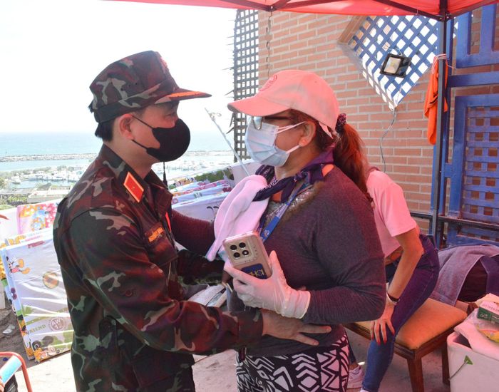 Một người mẹ Venezuela cảm ơn bộ đội Việt Nam đã giúp tìm kiếm và đưa thi thể con gái ra khỏi đống đổ nát