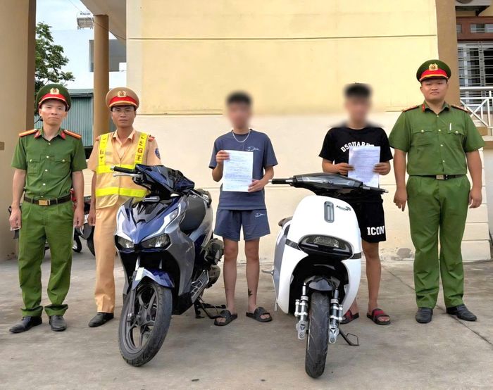 Công an xã Tiền Hải phối hợp với Phòng Cảnh sát giao thông làm việc với các thanh thiếu niên vi phạm Luật Giao thông đường bộ. (Ảnh: CAHY).