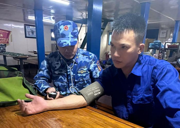 Quân y tàu CSB 6002 kiểm tra sức khỏe cho anh Dũng.