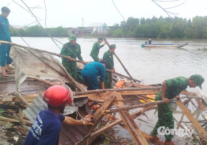 Cán bộ, chiến sĩ tích Đồn Biên phòng Đất Mũi cùng các lực lượng khắc phục hậu quả thiên tai.