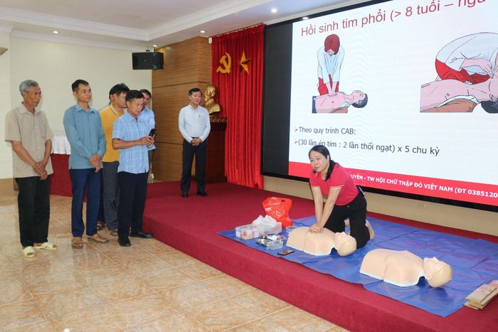 Tập huấn kỹ năng sơ cứu cho các học viên.