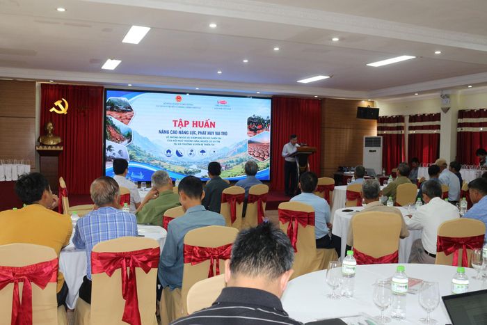 Tập huấn kỹ năng phòng chống thiên tai cho 40 trưởng bản.