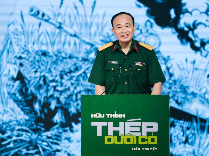 Đại tá Nguyễn Văn Sáu, Phó giám đốc - Phó tổng biên tập NXB Quân đội nhân dân.