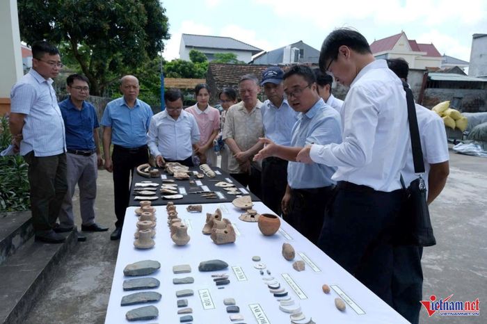 Các chuyên gia, nhà khảo cổ tiến hành đánh giá hiện vật khai quật được tại Mán Bạc. Ảnh: N.T.