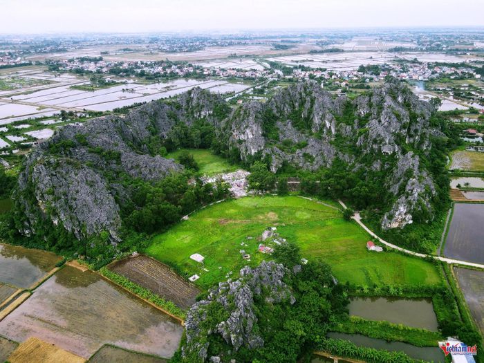 Di tích khảo cổ quốc gia Mán Bạc nằm ở chân núi Mán Bạc, bên rìa thung lũng Thung Vụng (Ninh Bình).