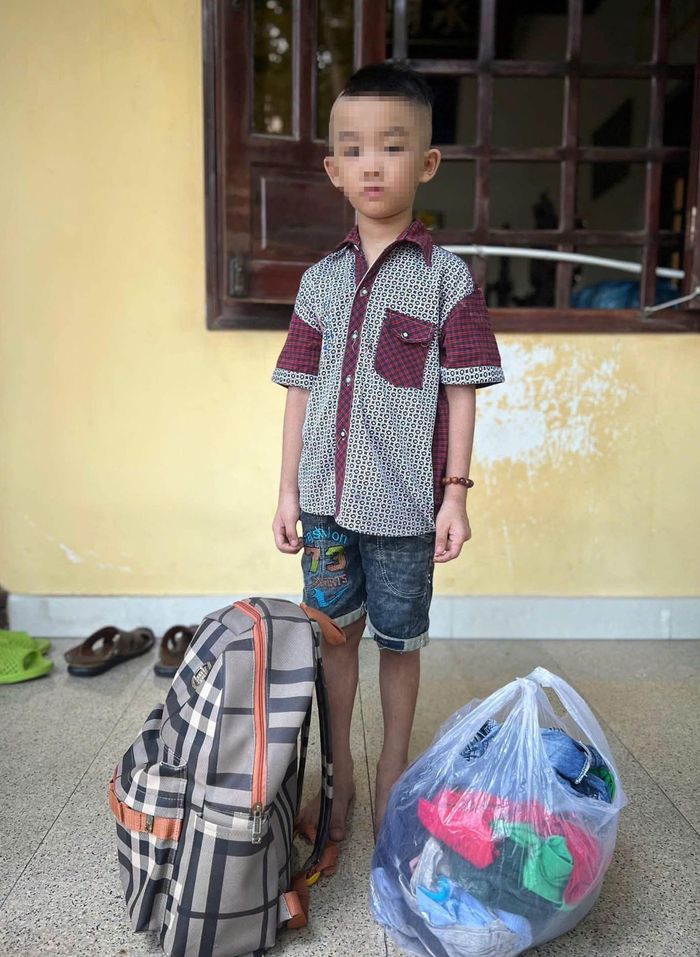 Bé trai cùng balo, quần áo mang theo khi phát hiện bị bỏ lại trước cổng chùa. Ảnh: CACC