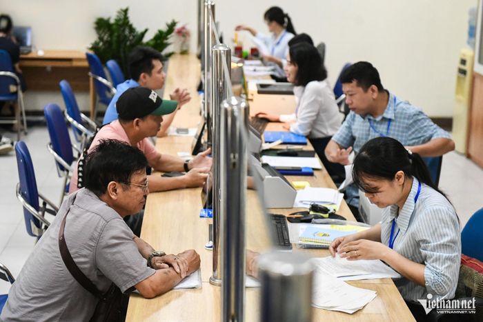 Một số cán bộ phải đảm nhiệm công việc ở nhiều lĩnh vực ngoài chuyên môn được đào tạo. Ảnh: Thạch Thảo