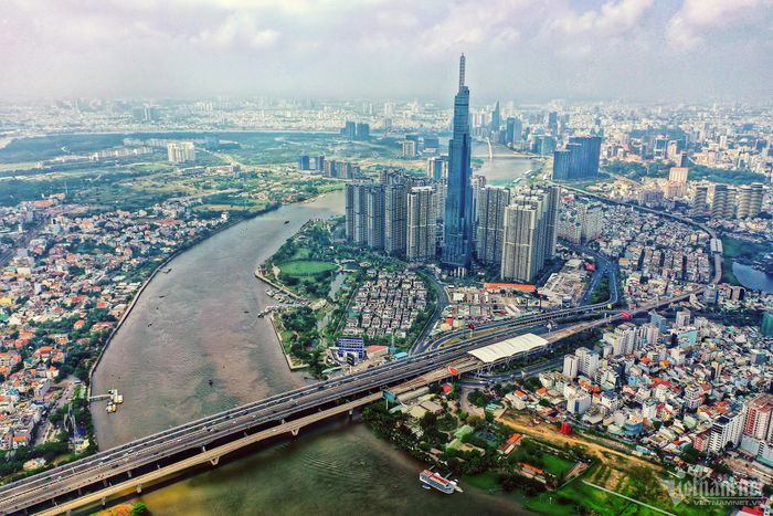 Tuyến đường sắt đô thị Bến Thành - Suối Tiên (Metro số 1) đoạn chạy song song với cầu Sài Gòn. Ảnh: Nguyễn Huế