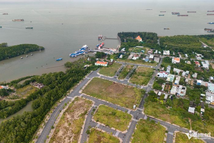 Bến phà Cần Giờ - Vũng Tàu, tuyến kết nối hiện nay giữa hai địa phương với thời gian di chuyển khoảng 30–35 phút trong điều kiện thời tiết thuận lợi.