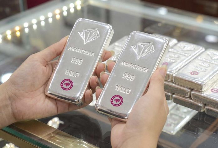 Giá bạc thỏi đã tiệm cận mốc 64 triệu đồng/kg. Ảnh: Ancarat
