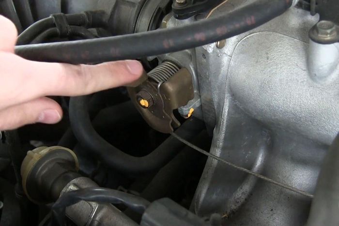 Ở các mẫu xe đời cũ, hệ thống Cruise Control vận hành theo nguyên lý cơ học thông qua một sợi cáp nối trực tiếp với bướm ga. Ảnh: Engineering Explained 