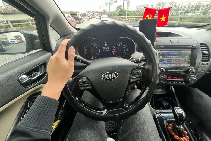 KIA K3 MT (2013-2015) được Thaco phân phối là mẫu xe số sàn hiếm hoi tại Việt Nam được trang bị tính năng Cruise Control. Ảnh: Nguyễn Trường Thành