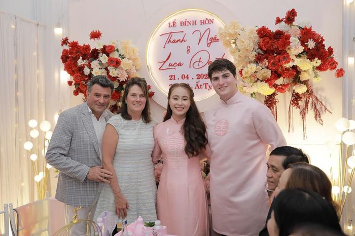 Thanh Ngân bên bố mẹ Luca trong lễ đính hôn