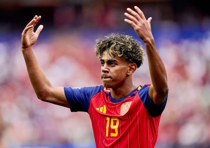 Lamine Yamal nhảy múa giữa hàng thủ tuyển Áo - Ảnh: Seleccíon Espanõla Masculina de Fútbol