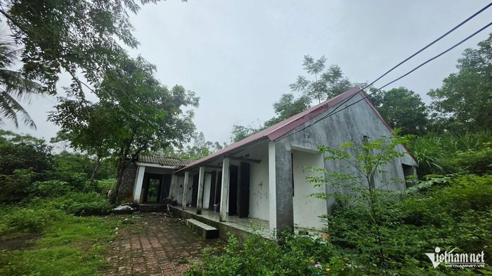 Nhìn bên ngoài, căn nhà của gia đình anh Hiên giống một ngôi nhà hoang