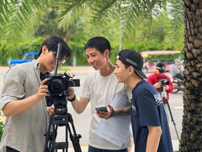 Anh Gàkon tự mình đứng sau mỗi cảnh quay, chau truốt từ từng góc máy đến kịch bản, diễn xuất. Ảnh: NVCC