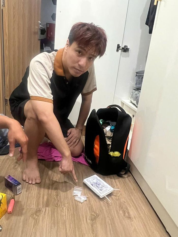 Ca sĩ - nhạc sĩ Tăng Nhật Tuệ bị bắt quả tang cùng số ma túy cất giấu tại nhà riêng. Ảnh: CACC