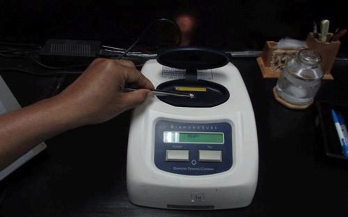 Kiểm định kim cương tại PNJ-LAB. Ảnh: PNJ LAB