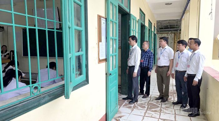 Lãnh đạo Sở GD-ĐT tỉnh Tuyên Quang kiểm tra phòng thi tại kỳ thi tốt nghiệp THPT quốc gia năm 2026. Ảnh: Báo Tuyên Quang