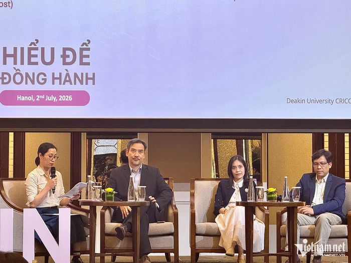 Từ trái qua: bà Triệu Vân Hậu (Đại học Deakin), Tiến sĩ Vũ Tất Thành (ĐH Xây dựng), Giáo sư Huỳnh Thị Thanh Bình (ĐH Bách khoa Hà Nội), Giáo sư Trần Thế Truyền (ĐH Deakin). Ảnh: Du Lam