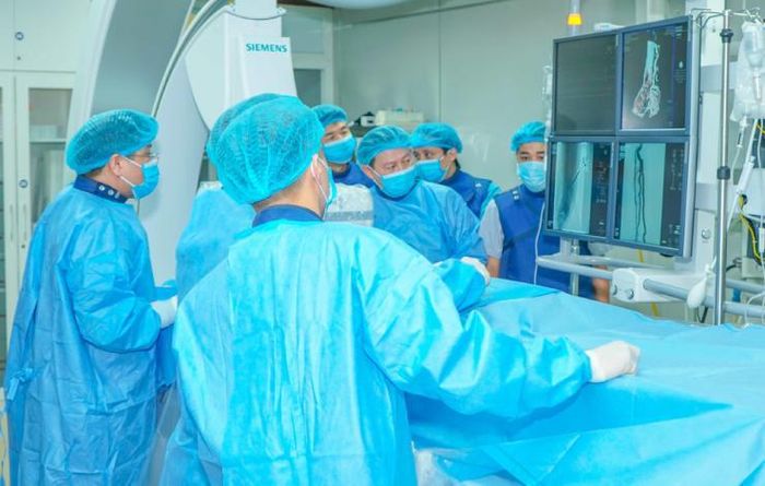 Bệnh nhân được bác sĩ cấp cứu. Ảnh: BVCC.