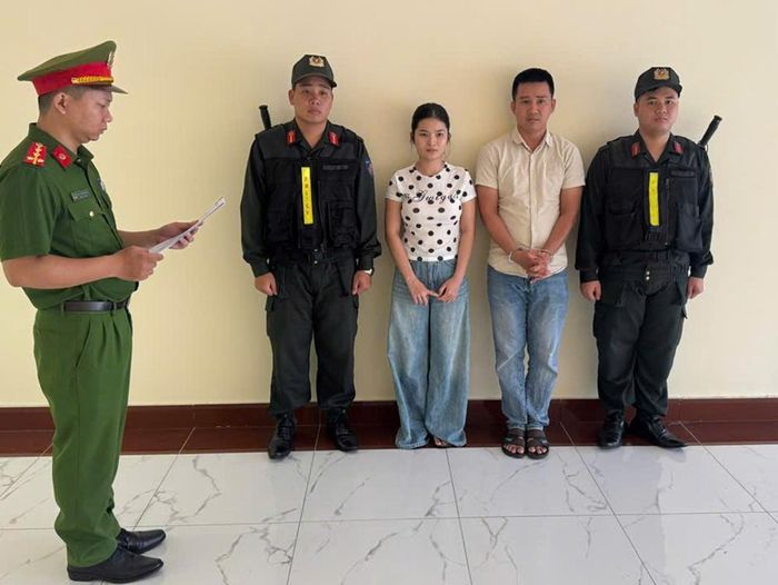 Công an tống đạt các quyết định và lệnh đối với Phan Thị Hà Ly, Nguyễn Đức Đạo. Ảnh: CACC