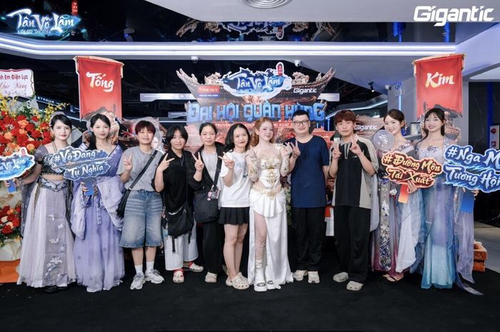 Nữ DJ góp mặt tại Họp báo ra mắt Tân Võ Lâm, ngày 28/6