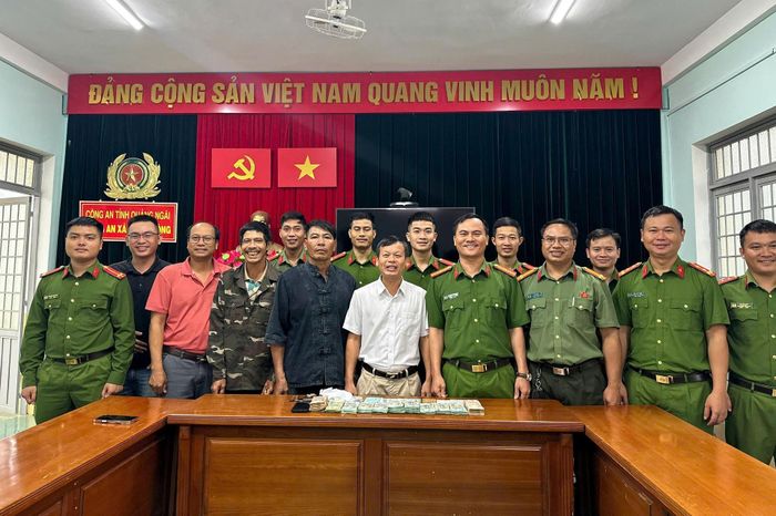 Lực lượng chức năng bàn giao ông Toán và tài sản cho người thân. Ảnh: N.C