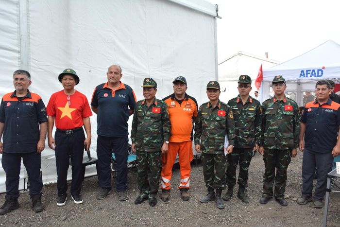 Đoàn Việt Nam cũng gặp gỡ đội cứu hộ, cứu nạn của Thổ Nhĩ Kỳ. Ảnh: QĐND