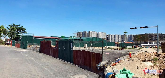 Đường chưa làm xong xưởng đã mọc ngay bên đường. Ảnh: T.D.