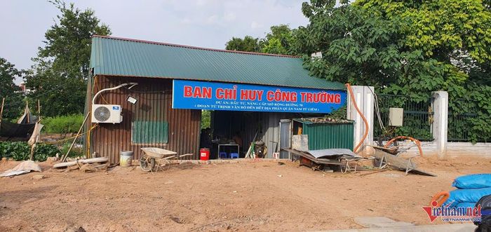 Đây là khu đất đơn vị thi công đường 70 thuê người dân dựng tạm làm nhà chỉ huy ở khu đất gần đó. Ảnh: T.D.
