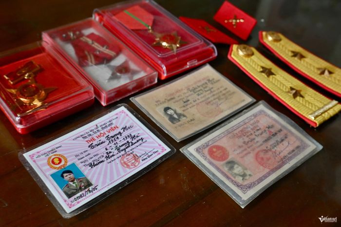 "Tài sản tinh thần" quý báu của người cựu chiến binh là những tấm huy chương và những giấy tờ còn giữ được...
