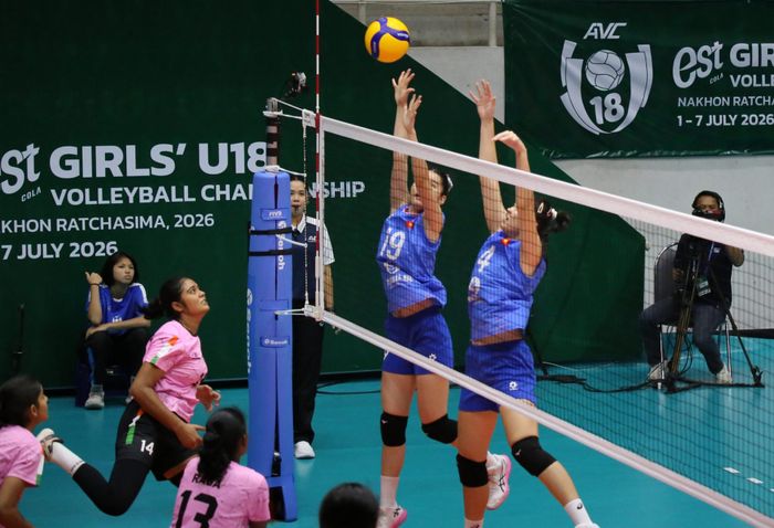 Hàng chắn của tuyển bóng chuyền U18 nữ Việt Nam phát huy hiệu quả.