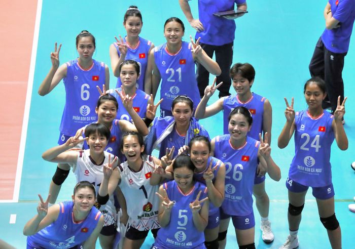 Sau 2 trận thắng, 1 thua tại vòng bảng, tuyển bóng chuyền U18 nữ Việt Nam gần như chắc chắn giành vé vào tứ kết. Cô trò HLV Ngọc Hoa sẽ chờ kết quả trận đấu giữa U18 Hàn Quốc vs U18 Đài Loan (Trung Quốc) diễn ra lúc 19h00 ngày 3/7 để chính thức xác định thứ hạng cũng như đối thủ ở tứ kết,