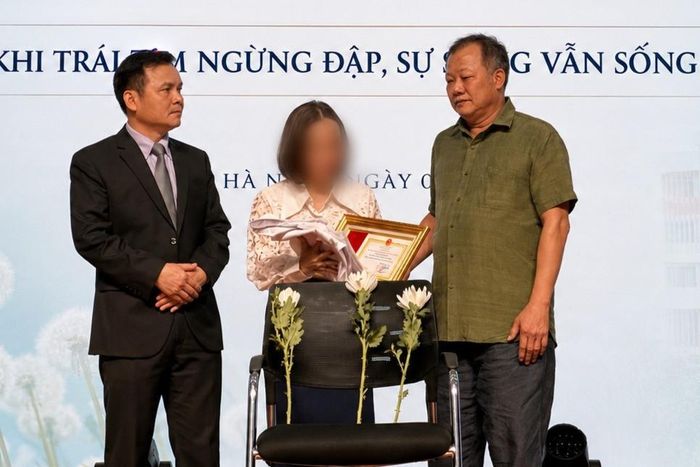 Chiếc áo blouse trắng được trao lại cho gia đình nam sinh N.V.N. Ảnh: T.My