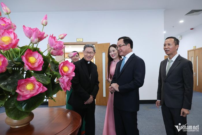 Bộ trưởng Nguyễn Đình Khang giới thiệu với Hồng y Luis Antonio Gokim Tagle về hoa sen và ý nghĩa của hoa sen trong đời sống tinh thần của người dân Việt Nam. Ảnh: Lê Anh Dũng