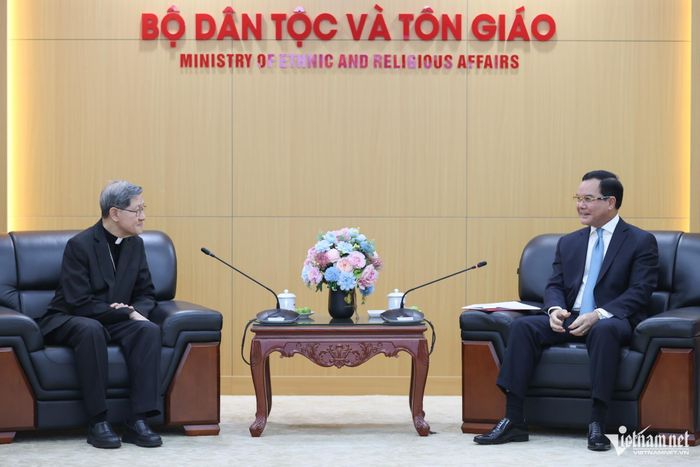 Bộ trưởng Nguyễn Đình Khang tiếp Hồng y Luis Antonio Gokim Tagle. Ảnh: Lê Anh Dũng