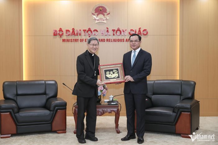 Bộ trưởng Nguyễn Đình Khang tặng quà lưu niệm Hồng y Luis Antonio Gokim Tagle. Ảnh: Lê Anh Dũng