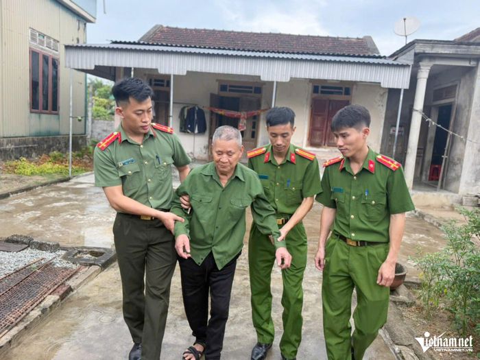 Ông Phan Việt bị tàn tật ở chân nên được cán bộ công an đến tận nhà đưa lên điểm lấy mẫu.