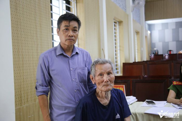 Ông Trương Quang Chiến cùng chú ruột là ông Trương Quang Tuệ đến hội trường để lấy mẫu.