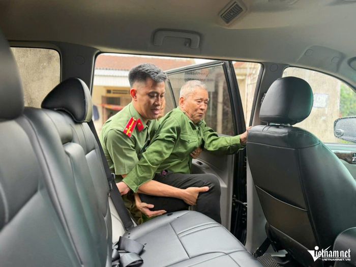Công an phường Thành Sen đưa ông Việt lên xe ô tô để đến điểm lấy mẫu ADN.