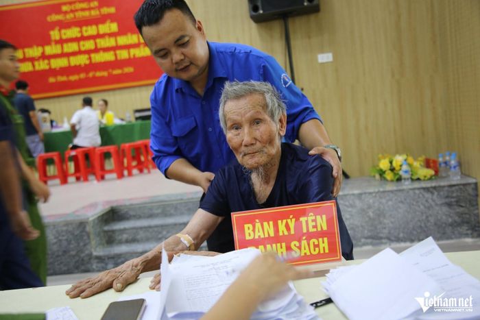 Ông Tuệ đến hội trường Công an phường Thành Sen lấy mẫu ADN với hi vọng tìm lại anh trai, liệt sĩ Trương Quang Kỳ.