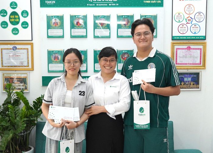 Cô Nguyễn Thị Hiên (đứng giữa) và học sinh của Toan.vn
