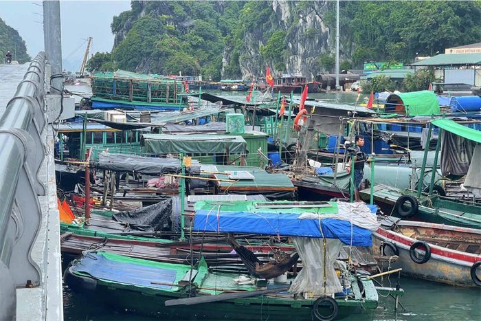 Tàu thuyền thường neo đậu tại khu vực chân cầu Bài Thơ để tránh trú bão. Ảnh: Phạm Công