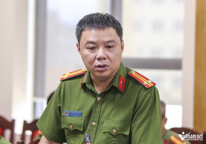 Trung tá Tống Đình Xuân thông tin về những thủ đoạn hết sức tinh vi của đường dây buôn lậu kim cương xuyên quốc gia. Ảnh: Lê Dương
