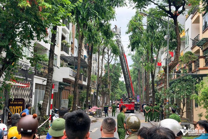 Cảnh sát PCCC dùng xe thang để tiếp cận ngôi nhà bị cháy. Ảnh: Đình Hiếu