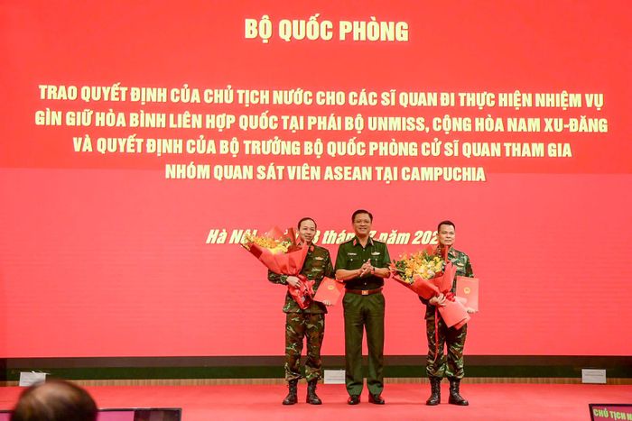 Thượng tướng Nguyễn Trường Thắng trao quyết định của Bộ trưởng Quốc phòng cử sĩ quan tham gia Nhóm quan sát viên ASEAN tại Campuchia. Ảnh: Minh Nhật