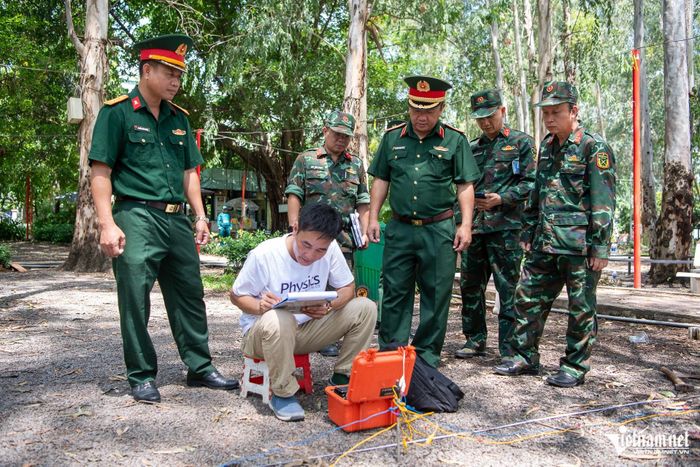 Công tác khảo sát các khu vực nghi có mộ liệt sĩ để phục vụ tìm kiếm, quy tập hài cốt liệt sĩ tại công viên Lê Thị Riêng diễn ra hồi giữa tháng 6. Ảnh: Tuấn Hùng